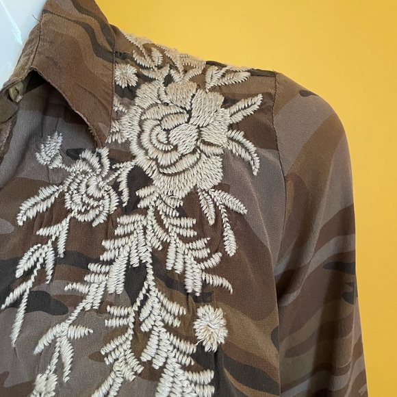 JOHNNY WAS Oversized large ollive lagenlook embroidered silk button down top - Picture 3 of 10